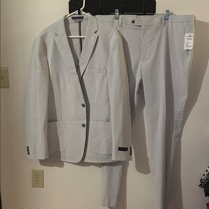 New Tommy Hilfiger Men's Gray /White Seersucker Jacket/Pants Summer Suit..42R